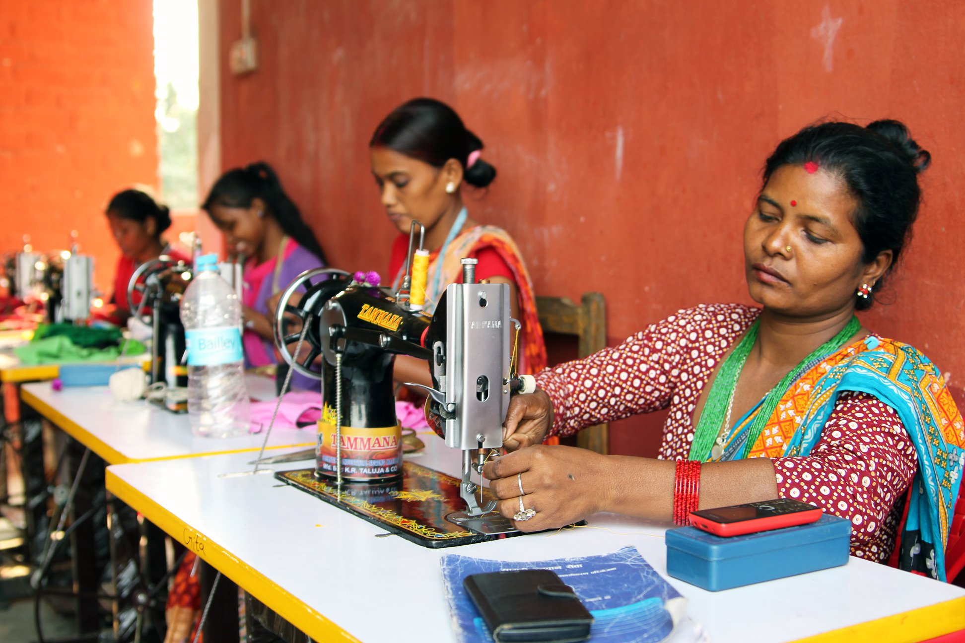 Nepalilaiset naiset ompelukoneiden ääressä.