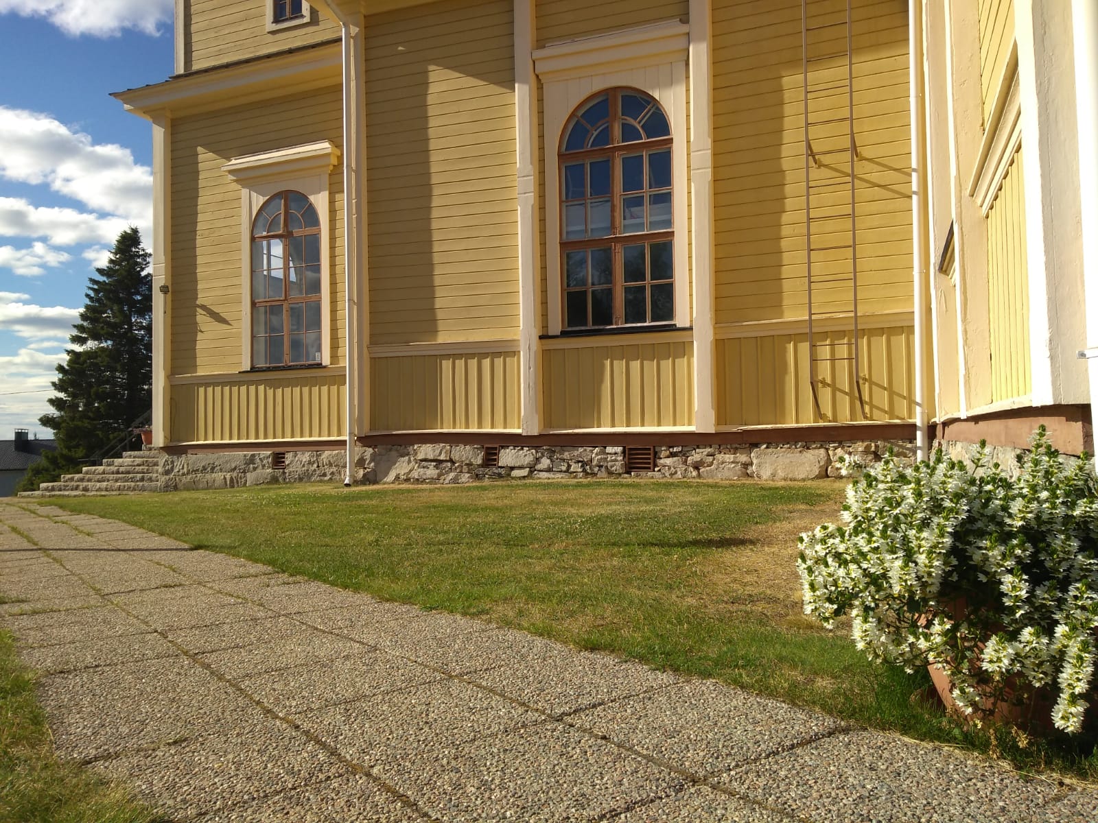 Kesäinen kirkonpiha
