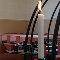 Kynttilä palaa lähetyskynttelikössä