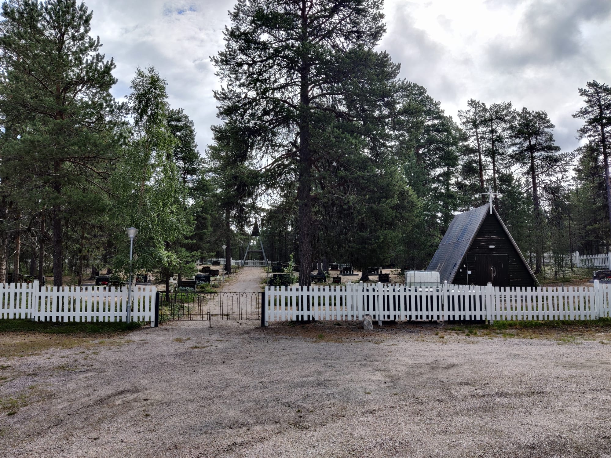 metsäinen hautausmaa, valkoinen aita
