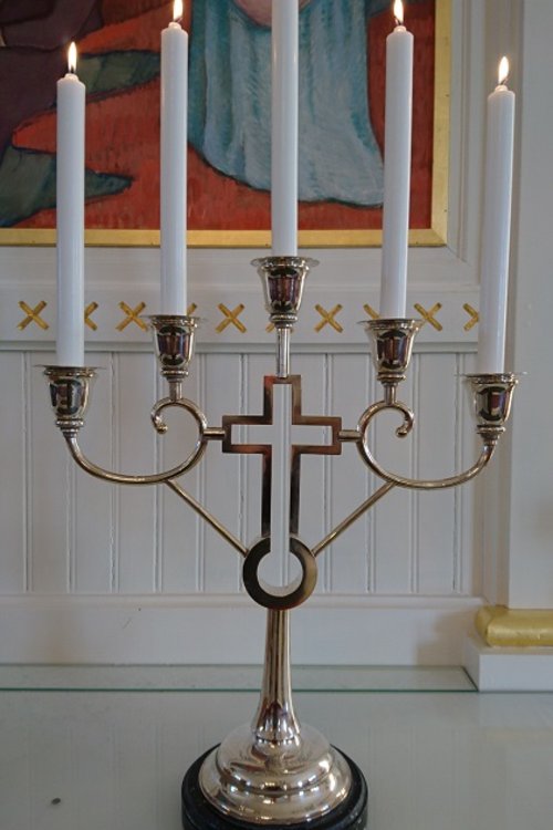 Kauppias Alfred Anttilan kirkkoon 1932 lahjoittama kynttilänjalka.